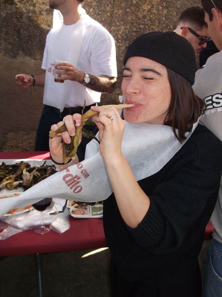 Invitada con babero comiendo calçots