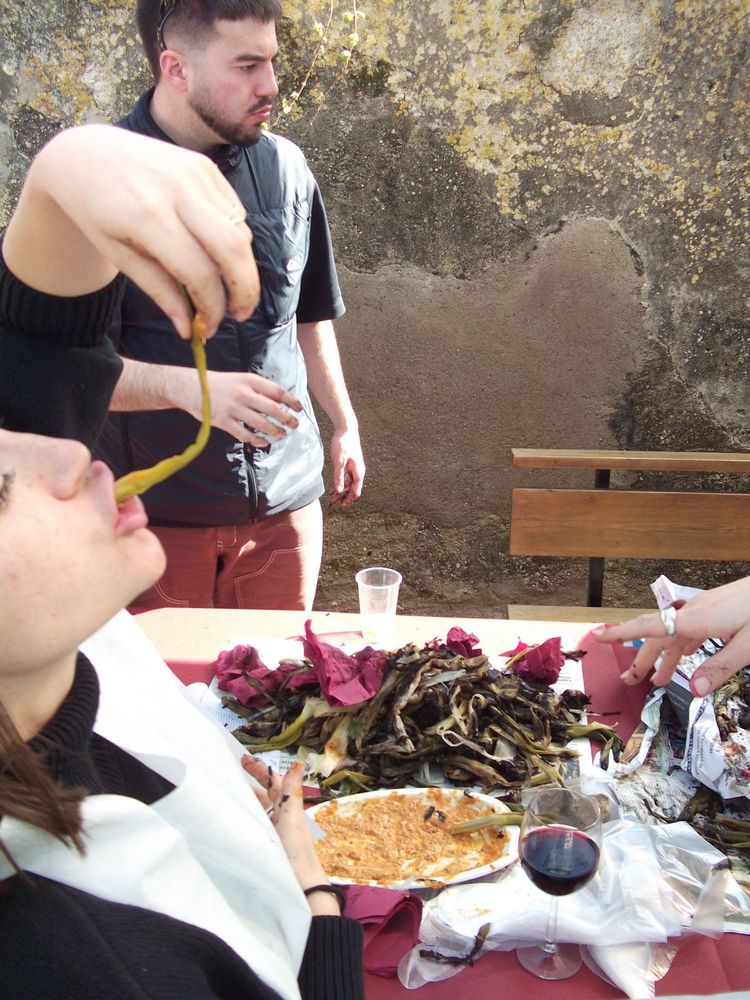 Invitado comiéndose un calçot al aire libre