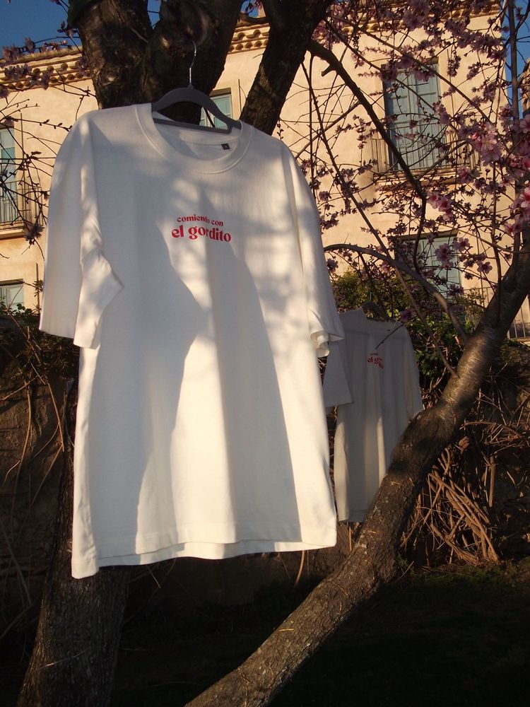 Camiseta de la marca colgada de un almendro