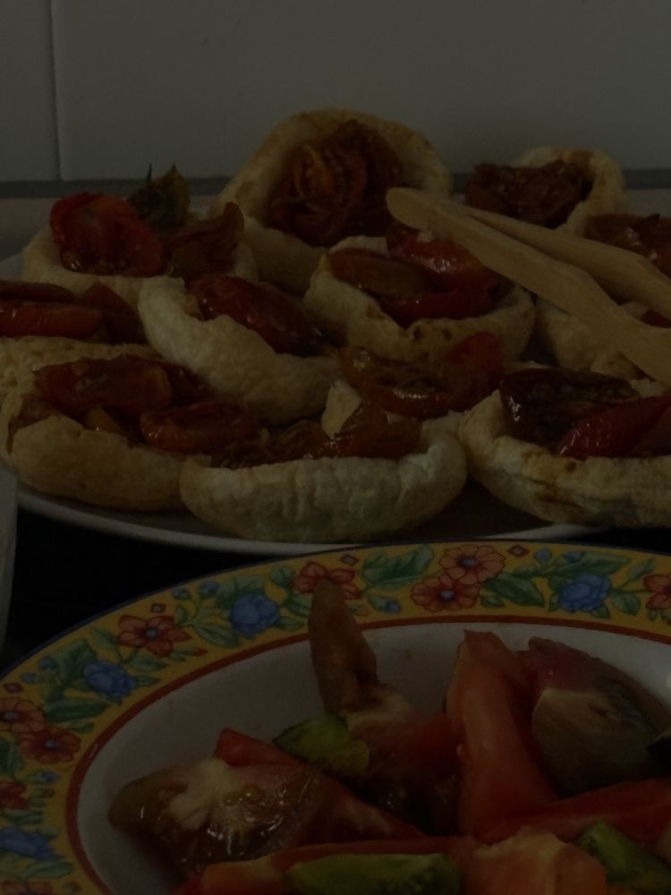 Tostas de tomate y anchoa en un plato de cerámica