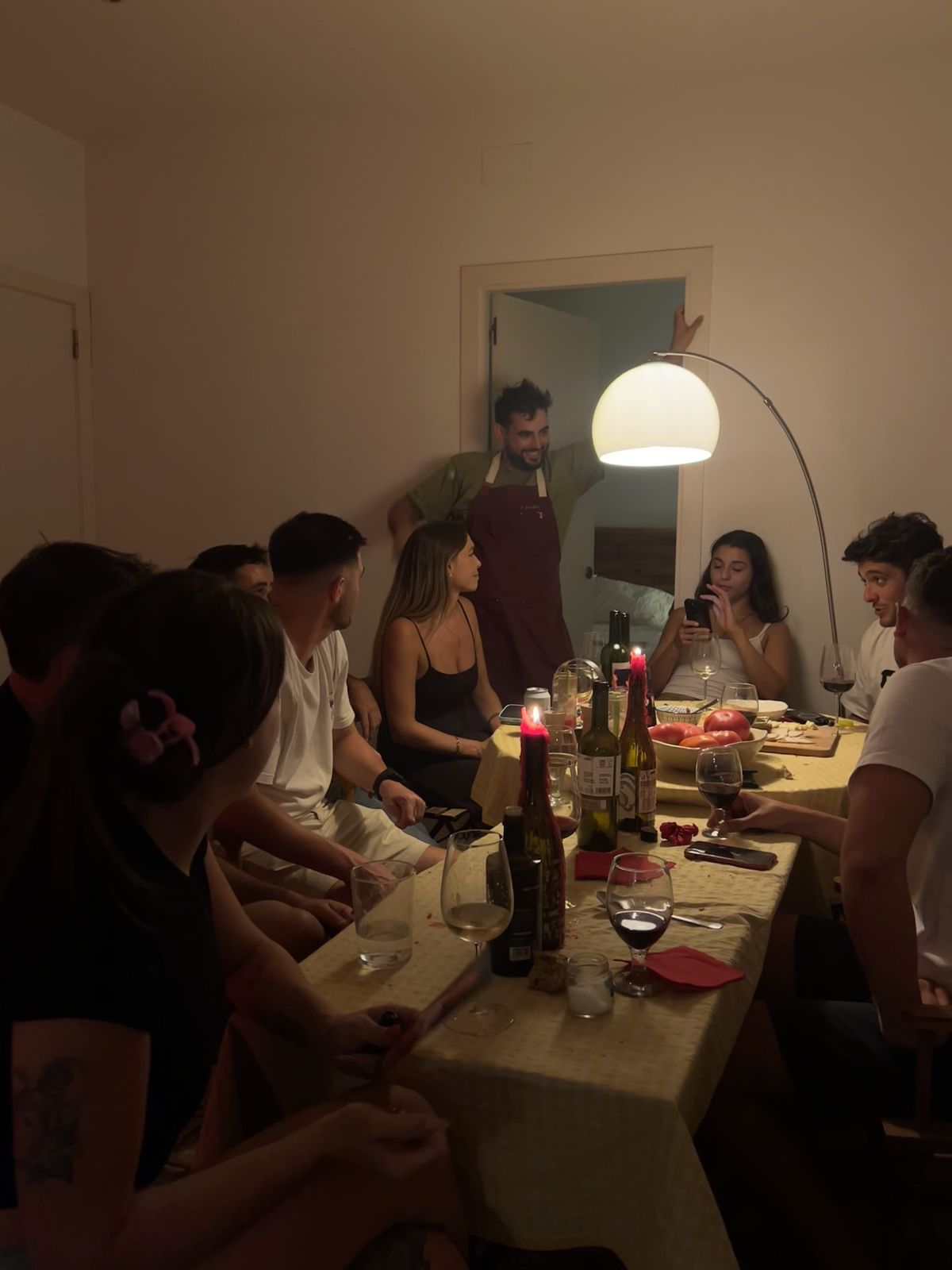 El Gordito de pie sirviendo en una cena en casa