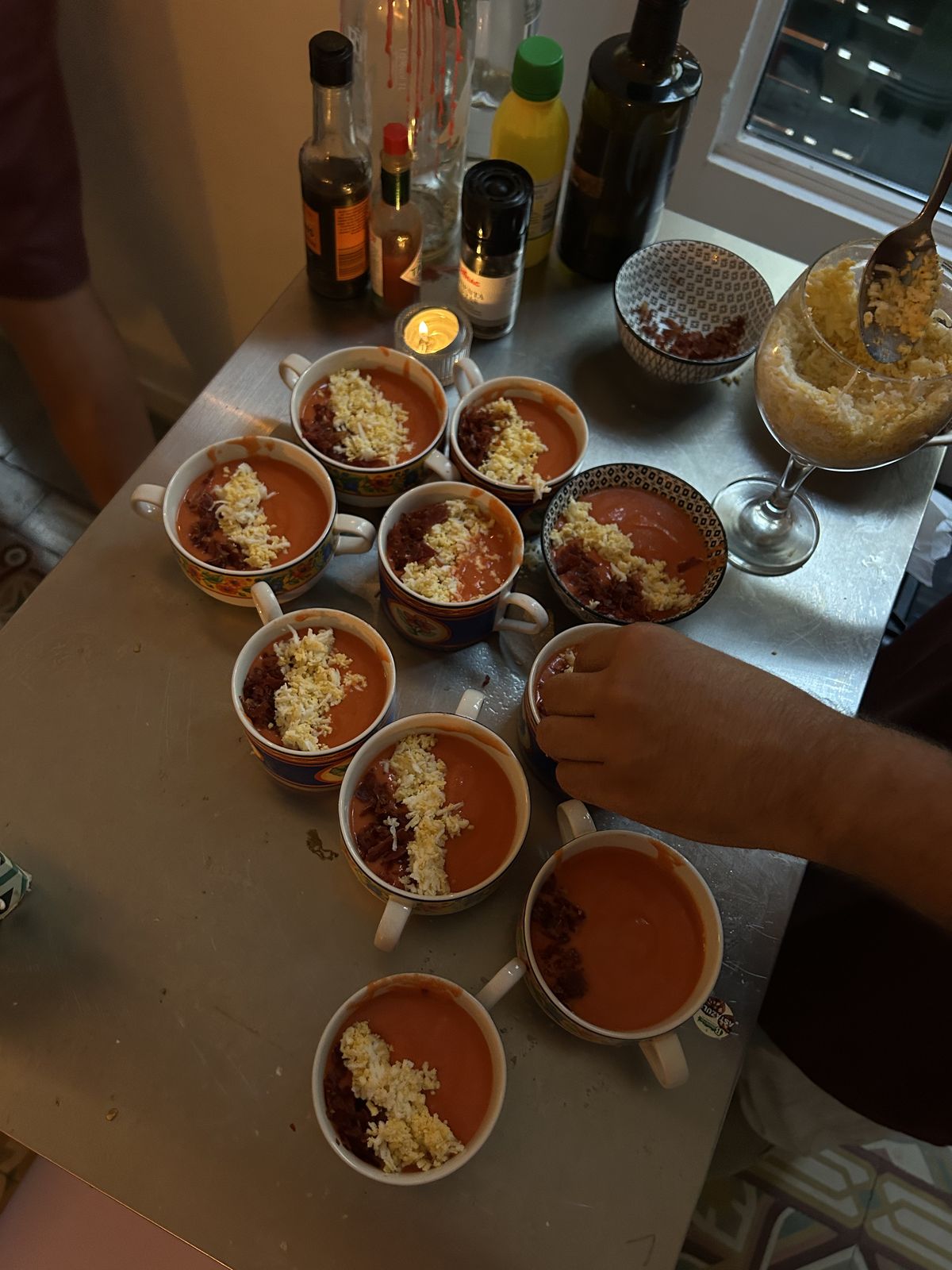 Cuencos de salmorejo preparados en fila para una cata